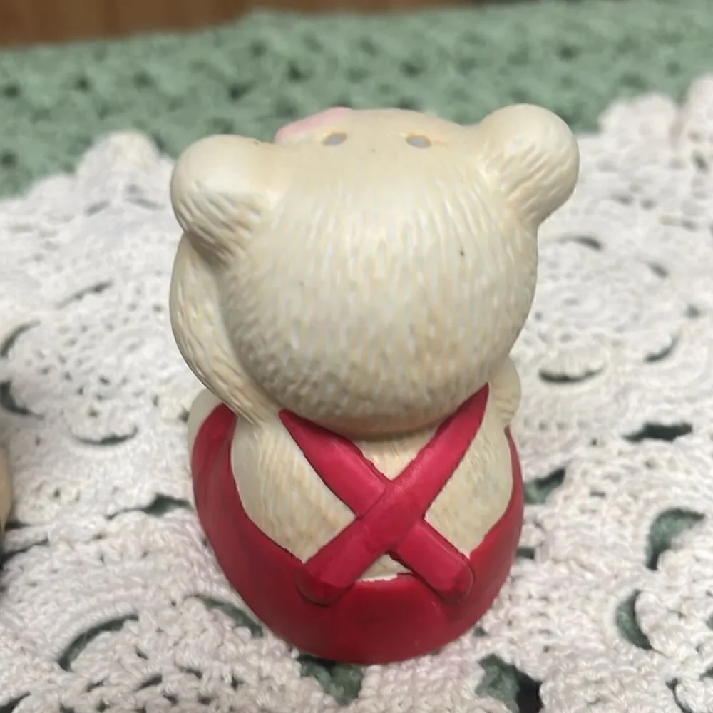 Vintage Cute Mama and Papa Bear Ceramic salt and pepper shakers